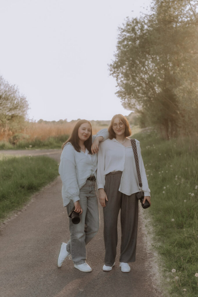 Freundinnen und Fotografin und Videografin Nele und Julia aus Münster