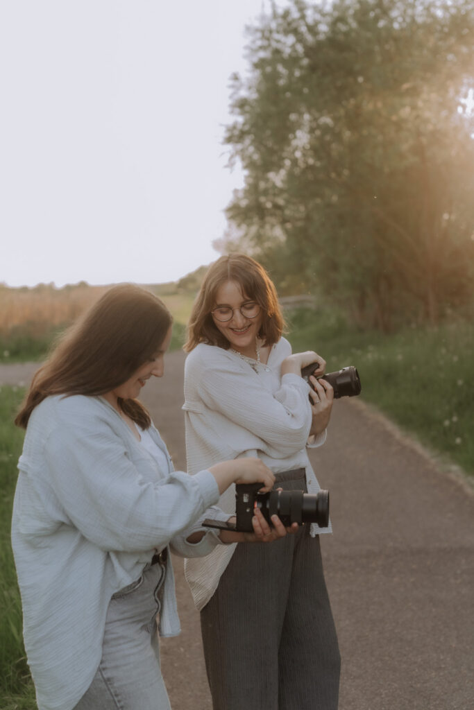 Fotografin und Videografin Nele & Julia aus Münster lachen miteinander