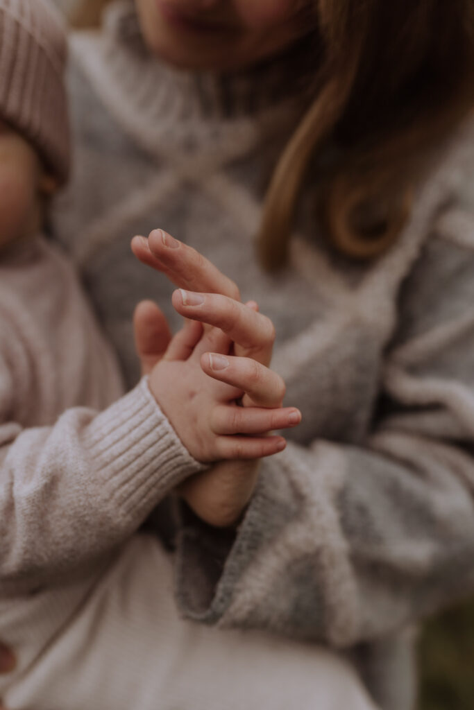 Nahaufnahme Hände von Mama und Kleinkind
