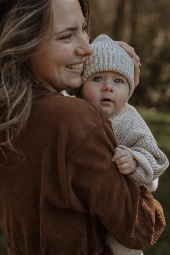 Mutter kuschelt mit Baby, Motherhood Fotografie Münster und Umgebung