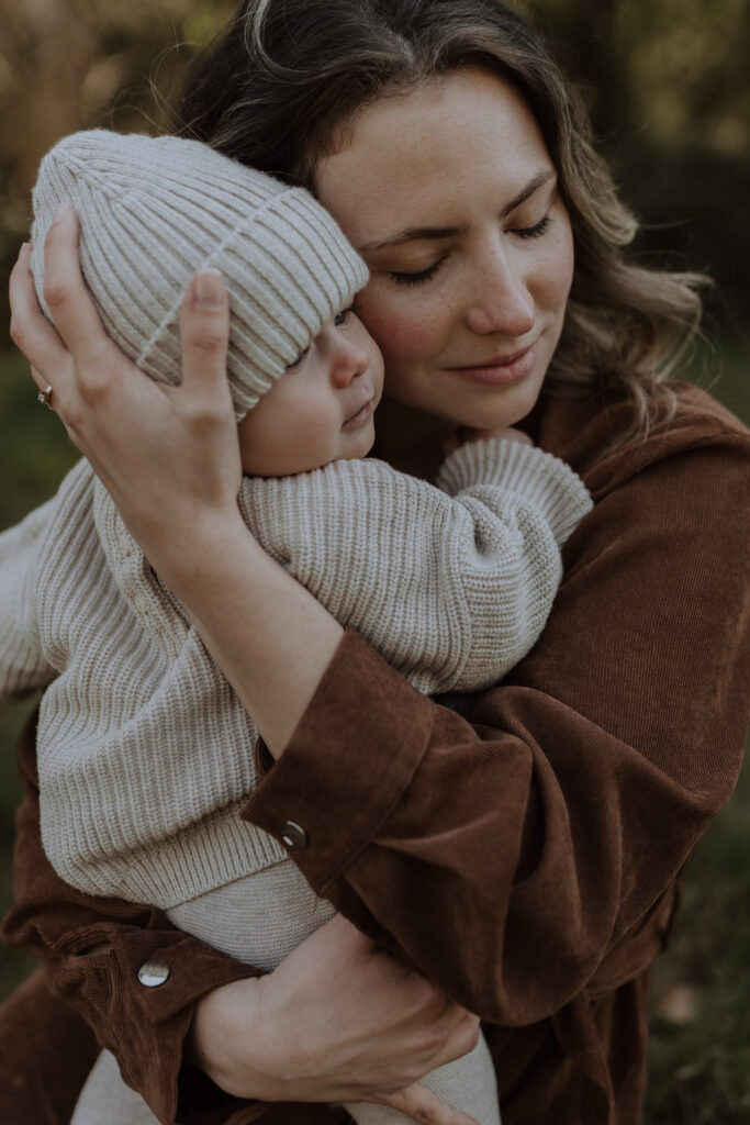 Mama kuschelt mit Kind, Familienfotografie