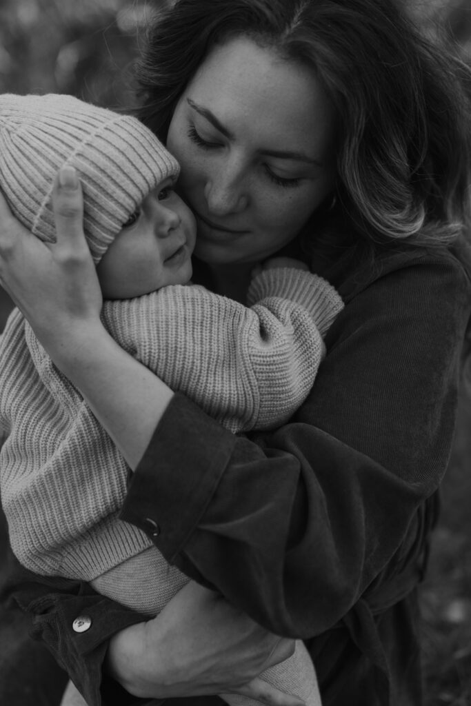 Nahaufnahme Mutter kuschelt mit Baby Tochter