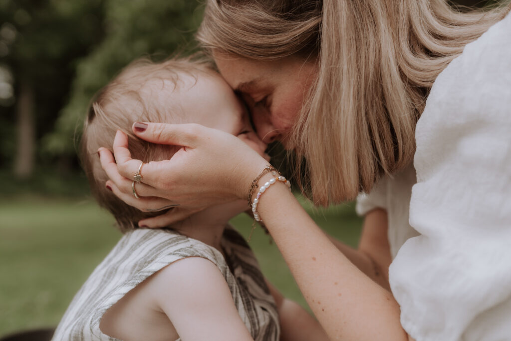 Mutter und Sohn, Kopf an Kopf